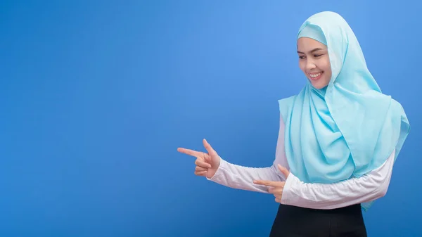 Porträt Einer Jungen Muslimischen Frau Mit Hijab Vor Blauem Hintergrund — Stockfoto