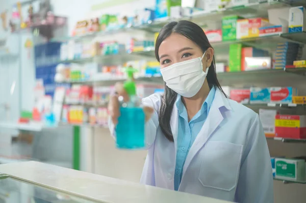 Porträt Einer Asiatischen Apothekerin Mit Einer Chirurgischen Maske Unter Verwendung — Stockfoto