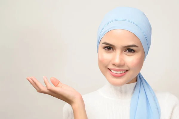 Close Young Beautiful Muslim Woman Hijab Isolated White Background Studio — Stok Foto