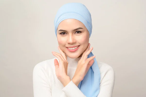 Close Young Beautiful Muslim Woman Hijab Isolated White Background Studio — Stok Foto