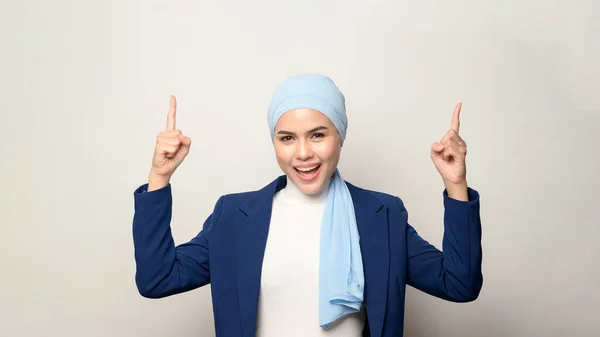 Eine Nahaufnahme Von Jungen Schönen Muslimischen Geschäftsfrau Mit Hijab Isoliert — Stockfoto