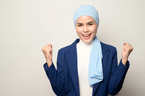 Gros Plan Jeune Belle Femme Affaires Musulmane Avec Hijab Isolé — Photo