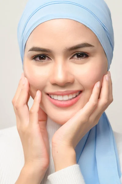 一个年轻美丽的穆斯林女子的特写与头巾隔离在白色背景工作室 穆斯林美肤护理的概念 — 图库照片