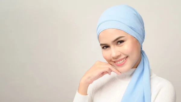 Zblízka Mladé Krásné Muslimské Ženy Hidžáb Izolované Bílém Pozadí Studia — Stock fotografie