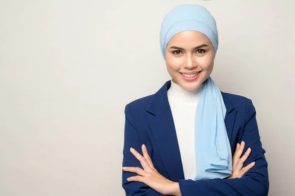 Egy Közeli Kép Fiatal Gyönyörű Muszlim Üzletasszony Hidzsáb Elszigetelt Fehér — Stock Fotó