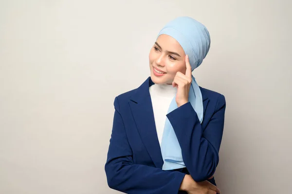 Zbliżenie Młodej Pięknej Muzułmańskiej Bizneswoman Hidżabem Odizolowane Białym Tle Studio — Zdjęcie stockowe