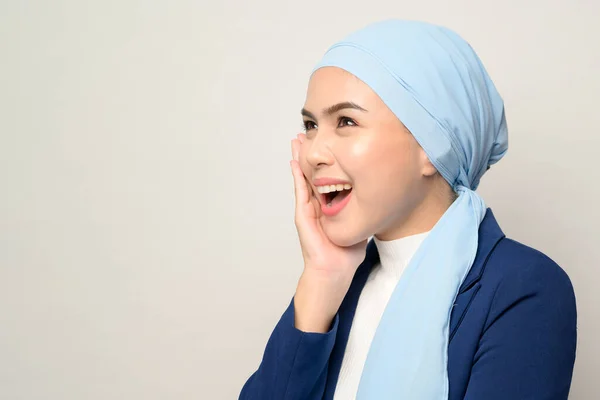 Eine Nahaufnahme Von Jungen Schönen Muslimischen Geschäftsfrau Mit Hijab Isoliert — Stockfoto