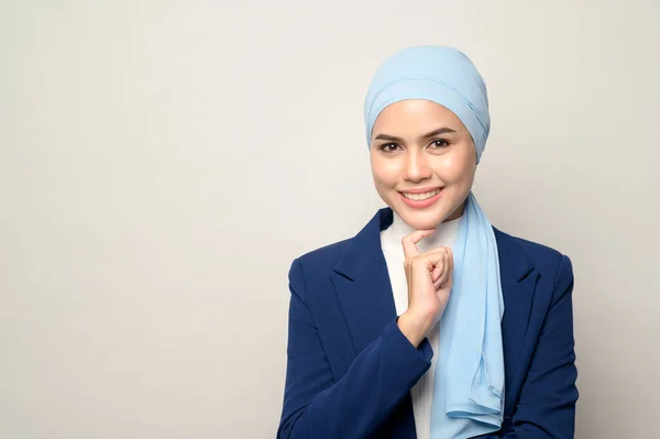 Eine Nahaufnahme Von Jungen Schönen Muslimischen Geschäftsfrau Mit Hijab Isoliert — Stockfoto