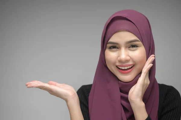 Sebuah Potret Wanita Muslim Muda Atas Studio Latar Belakang Putih — Stok Foto