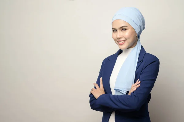 Close Young Beautiful Muslim Businesswoman Hijab Isolated White Background Studio — Stok Foto