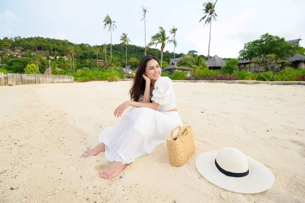 Een Gelukkige Mooie Vrouw Witte Jurk Genieten Ontspannen Het Strand — Stockfoto