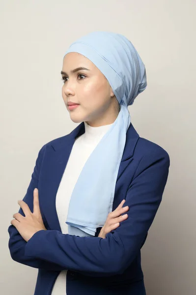 Eine Nahaufnahme Von Jungen Schönen Muslimischen Geschäftsfrau Mit Hijab Isoliert — Stockfoto