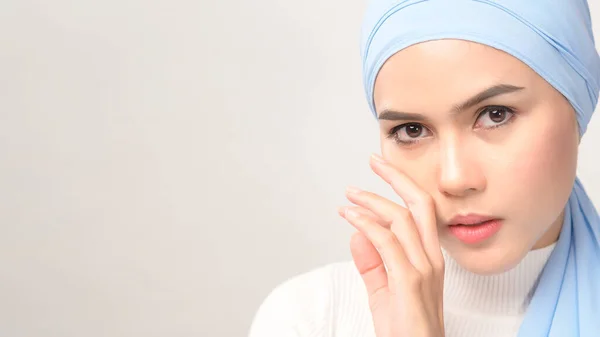 Een Close Van Jonge Mooie Moslim Vrouw Met Hijab Geïsoleerd — Stockfoto