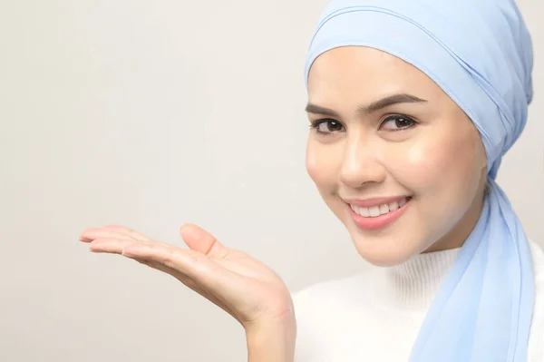 Een Close Van Jonge Mooie Moslim Vrouw Met Hijab Geïsoleerd — Stockfoto