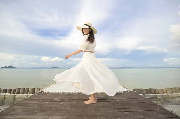 Una Bella Donna Felice Abito Bianco Godendo Rilassante Sulla Terrazza — Foto Stock