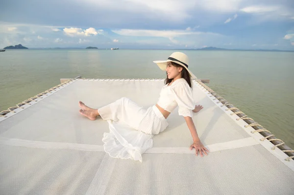 Una Bella Donna Felice Abito Bianco Godendo Rilassante Sulla Terrazza — Foto Stock