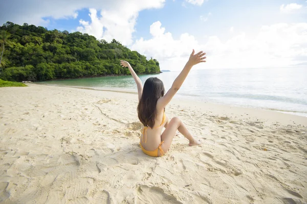 Eine Glückliche Schöne Frau Gelben Bikini Genießt Und Entspannt Strand — Stockfoto