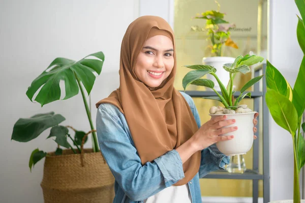 Una Joven Mujer Musulmana Feliz Disfrutando Relajante Actividad Ocio Jardín —  Fotos de Stock