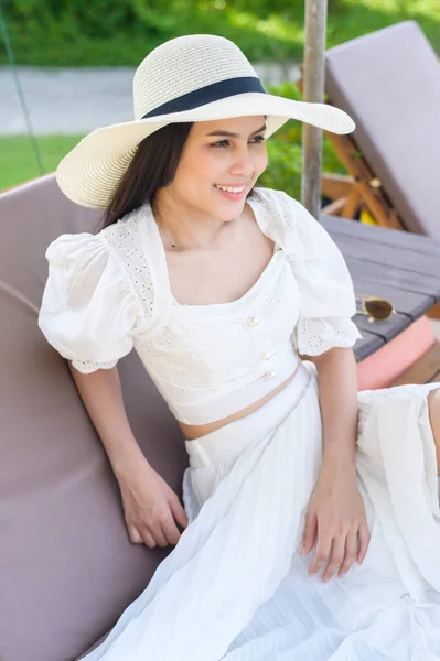 Een Jonge Vrouw Ontspannen Zitten Ligstoel Kijken Naar Prachtig Strand — Stockfoto