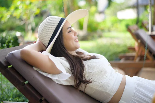 Young Woman Relaxing Sitting Lounge Chair Looking Beautiful Beach Holidays — Stock Photo, Image