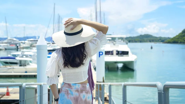 夏の間に豪華なヨットでドックを楽しんで立っている白い帽子の興奮した観光客 — ストック写真