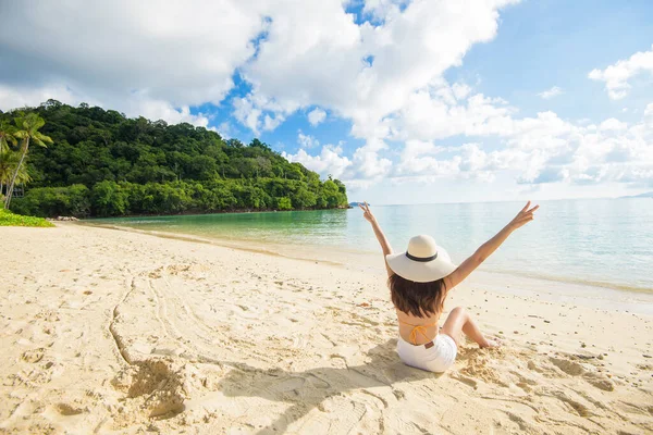 Eine Glückliche Schöne Frau Gelben Bikini Genießt Und Entspannt Strand — Stockfoto