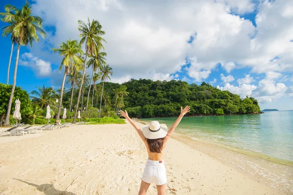 Eine Glückliche Schöne Frau Gelben Bikini Genießt Und Entspannt Strand — Stockfoto