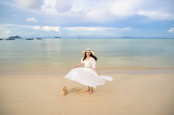 Una Bella Donna Felice Abito Bianco Godendo Rilassante Sulla Spiaggia — Foto Stock