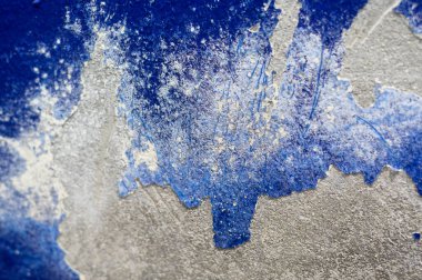 Eski ev duvarları rutubet ve küften soyuluyor..