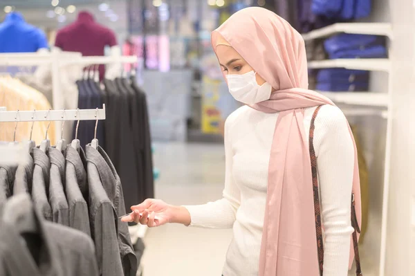 Uma Jovem Mulher Muçulmana Usando Máscara Protetora Shopping Center Fazendo — Fotografia de Stock