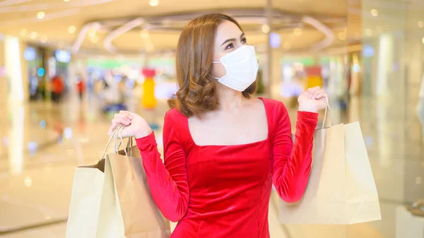 Uma Jovem Mulher Vestido Vermelho Usando Máscara Protetora Shopping Center — Fotografia de Stock