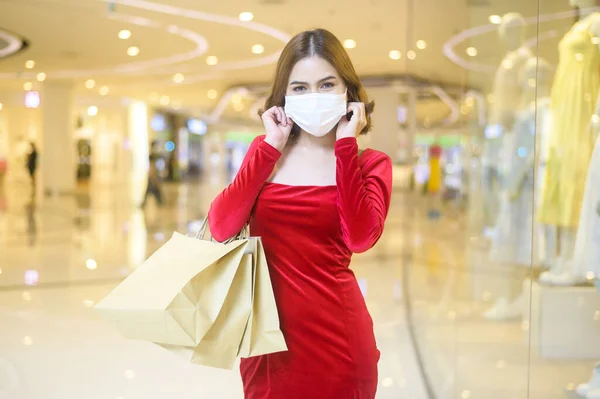 Uma Jovem Mulher Vestido Vermelho Usando Máscara Protetora Shopping Center — Fotografia de Stock