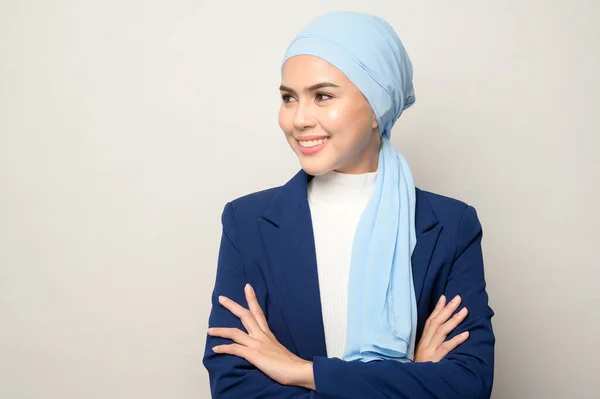 Zblízka Mladé Krásné Muslimské Podnikatelky Hidžáb Izolované Bílém Pozadí Studia — Stock fotografie