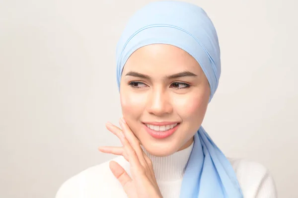 Close Young Beautiful Muslim Woman Hijab Isolated White Background Studio — Stok Foto