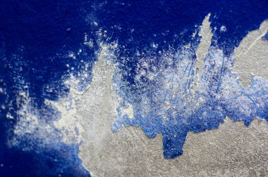 Eski ev duvarları rutubet ve küften soyuluyor..