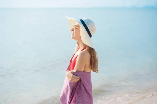 Ritratto Bella Donna Costume Bagno Rosso Rilassante Sulla Spiaggia — Foto Stock