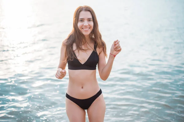 Bella Donna Bikini Nero Sta Godendo Con Acqua Mare Sulla — Foto Stock