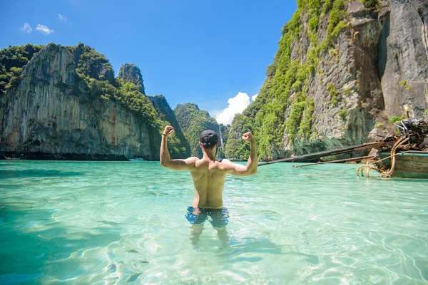 Ein Glücklicher Mann Badeanzug Genießt Und Entspannt Klaren Meer Sommer — Stockfoto