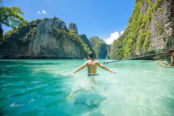Ein Glücklicher Mann Badeanzug Genießt Und Entspannt Klaren Meer Sommer — Stockfoto