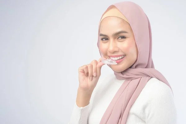 Seorang Wanita Muslim Muda Memegang Kawat Gigi Invisalign Atas Studio — Stok Foto