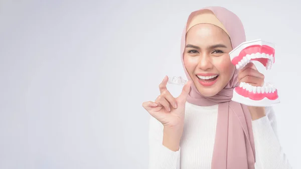 Seorang Wanita Muslim Muda Memegang Kawat Gigi Tembus Pandang Dan — Stok Foto