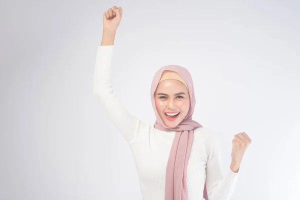 Portret Młodej Uśmiechniętej Muzułmanki Noszącej Różowy Hidżab Nad Białym Studiem — Zdjęcie stockowe