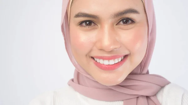 Retrato Jovem Mulher Muçulmana Sorridente Vestindo Hijab Rosa Sobre Estúdio — Fotografia de Stock