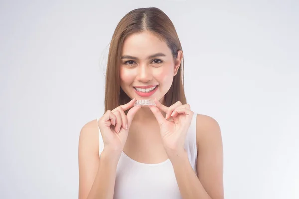 Eine Junge Lächelnde Frau Mit Invisalign Zahnspangen Über Weißem Hintergrund — Stockfoto
