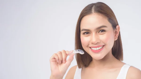 Una Joven Sonriente Sosteniendo Frenillos Invisalign Sobre Estudio Fondo Blanco — Foto de Stock