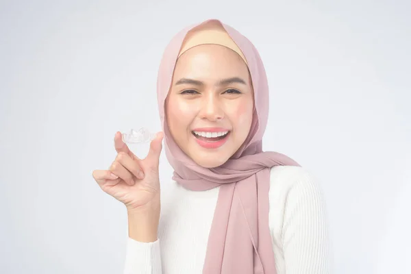 Young Muslim Woman Holding Invisalign Braces White Background Studio Dental — Stock Photo, Image