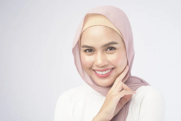 Ritratto Giovane Donna Musulmana Sorridente Che Indossa Hijab Rosa Uno — Foto Stock