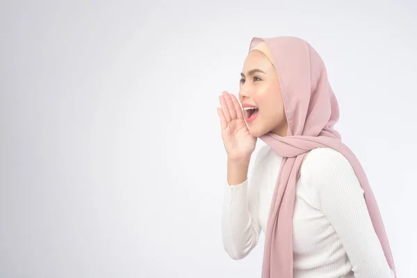Portret Młodej Uśmiechniętej Muzułmanki Noszącej Różowy Hidżab Nad Białym Studiem — Zdjęcie stockowe