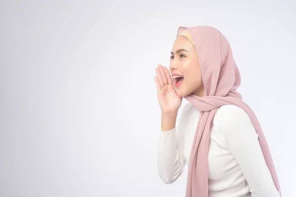 Sebuah Potret Muda Tersenyum Muslim Wanita Mengenakan Hijab Merah Muda — Stok Foto