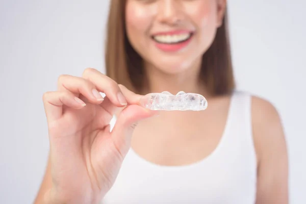 Seorang Wanita Muda Tersenyum Memegang Kawat Gigi Tembus Pandang Atas — Stok Foto